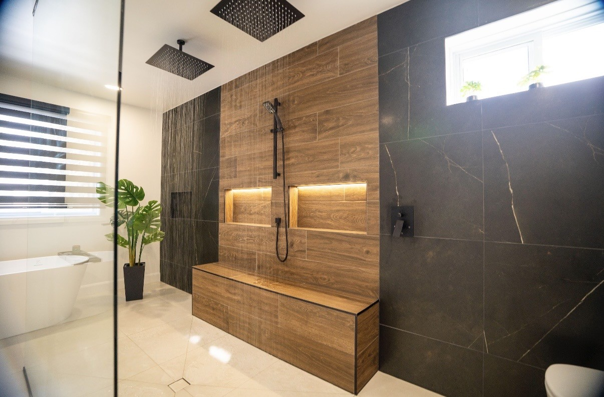 Rénovation complète de salle de bain avec céramique et finitions sur mesure