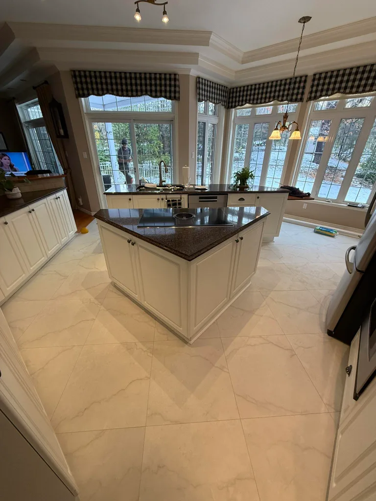 Rénovation et design de cuisine avec armoires et comptoirs sur mesure